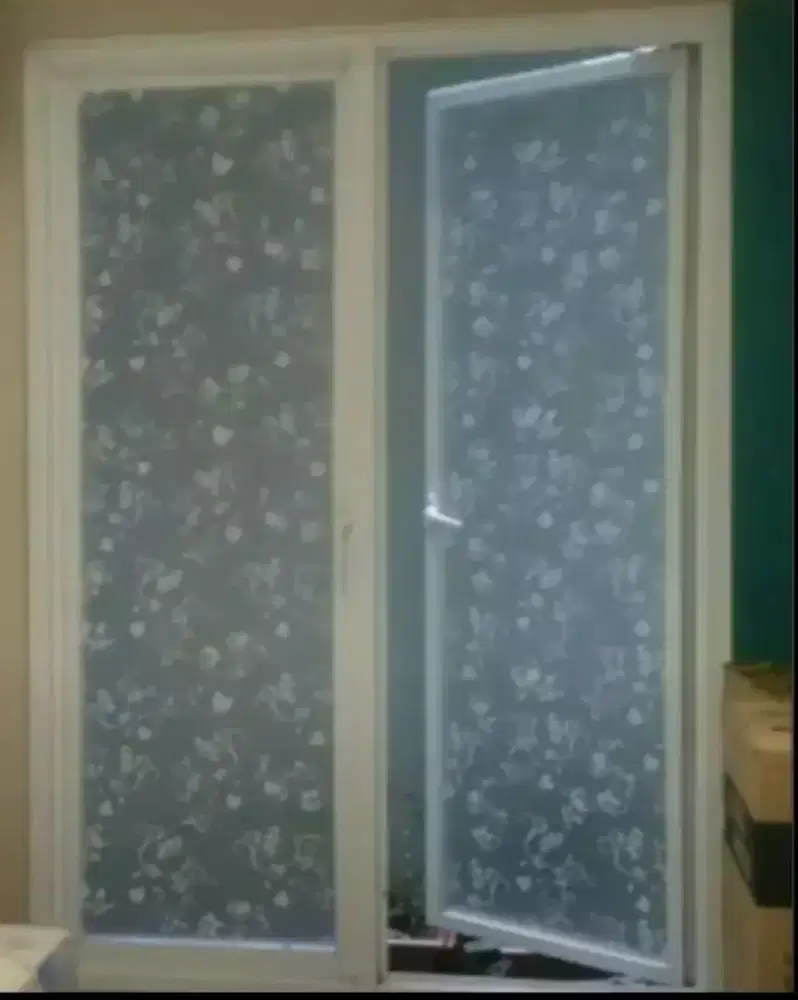 Kaca dapur kamar cantik dengan stiker sanblas dan kaca film