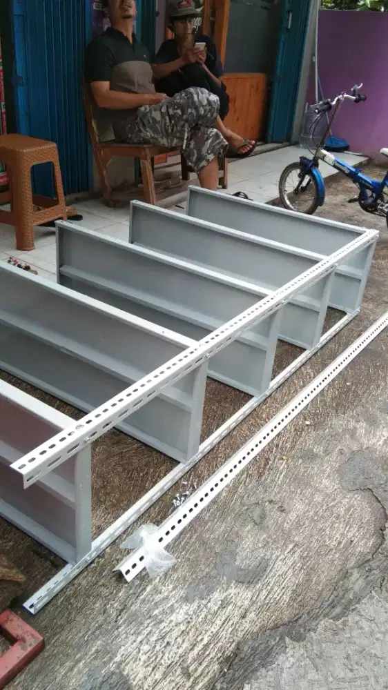 Rak besi siku terdiri dari 5susun/hambalan