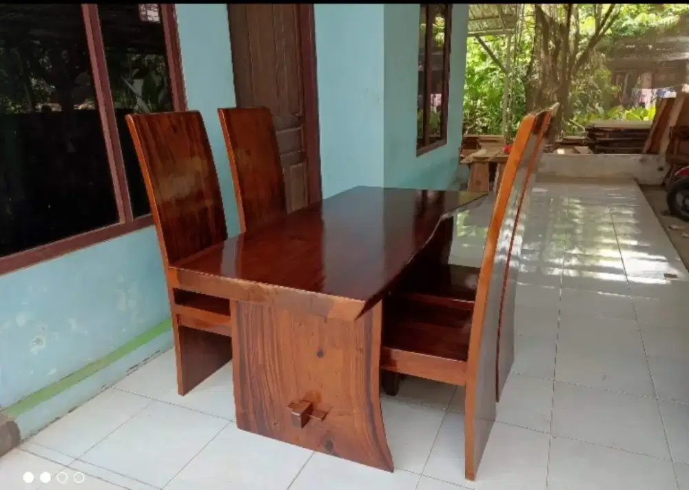 Meja makan trembesi solid terbaru