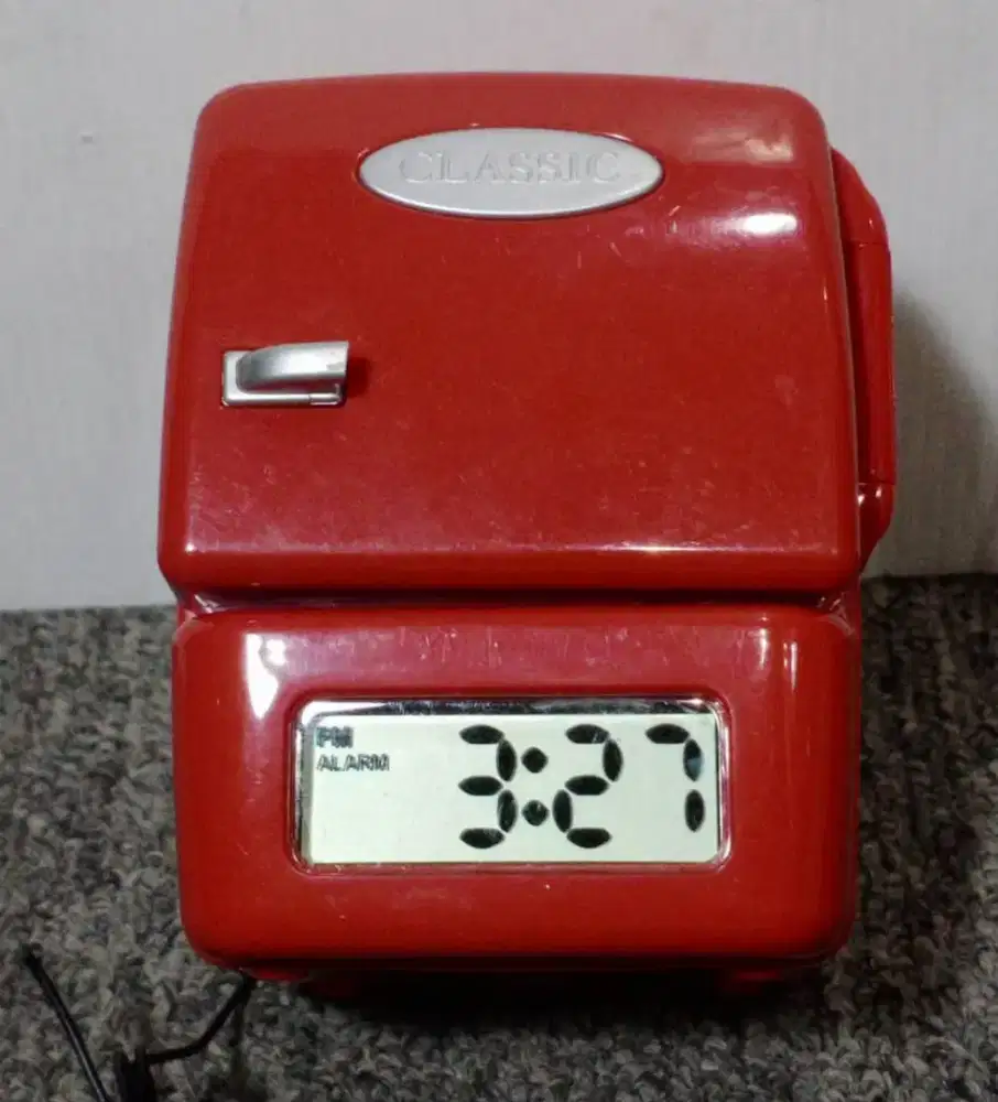 Radio retro (digital watch) kondisi nyala menggunakan baterai AM/FM