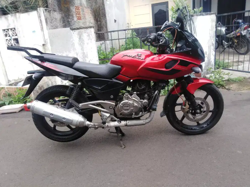 Kelebihan dan Kekurangan Bajaj Pulsar 220 Motor Sport Touring Penantang Yamaha Scorpio Panduan Pembeli Mobil123