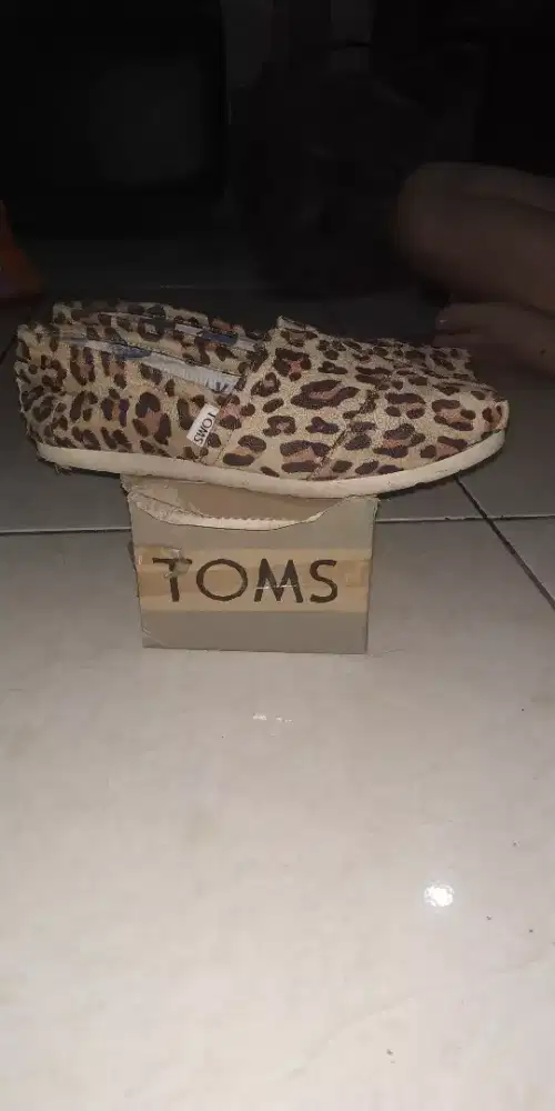 Sepatu toms warna loreng macan