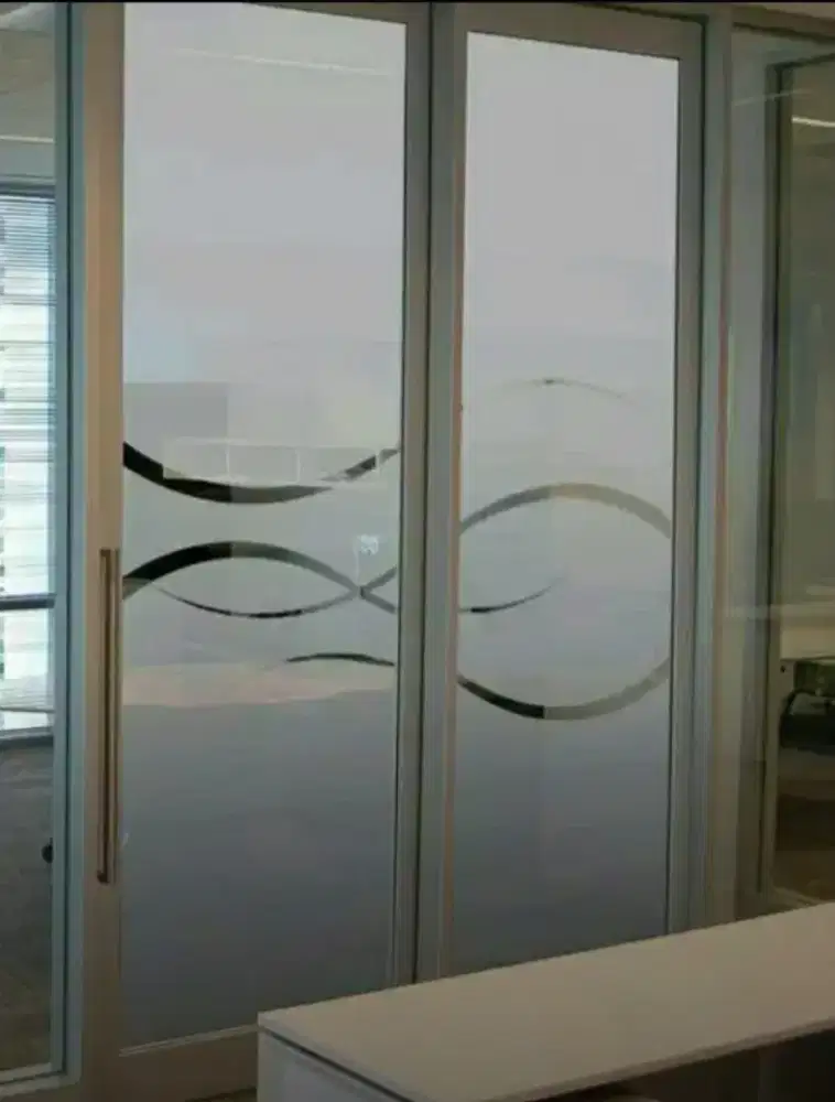 Memasang stiker Sanblas dan Kaca Film mudah dalam perawatan