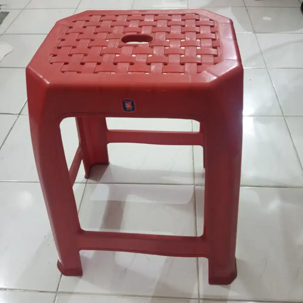 Kursi empat kaki merek twin pan ada 10 kursi