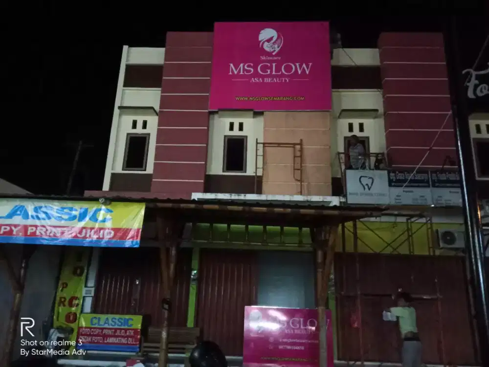 Neon box dan papan nama