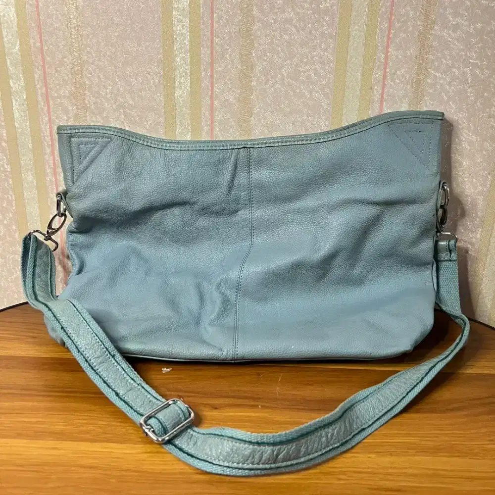 Tas kulit wanita
warna biru