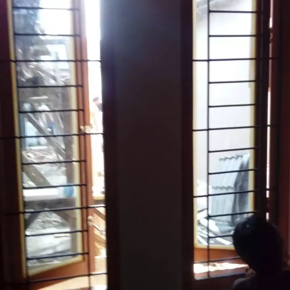 Tralis jendela berbahan besi