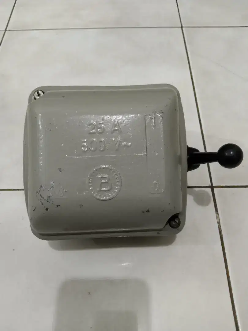 Handle On Off merk OB buatan Jerman 25A 3Pole