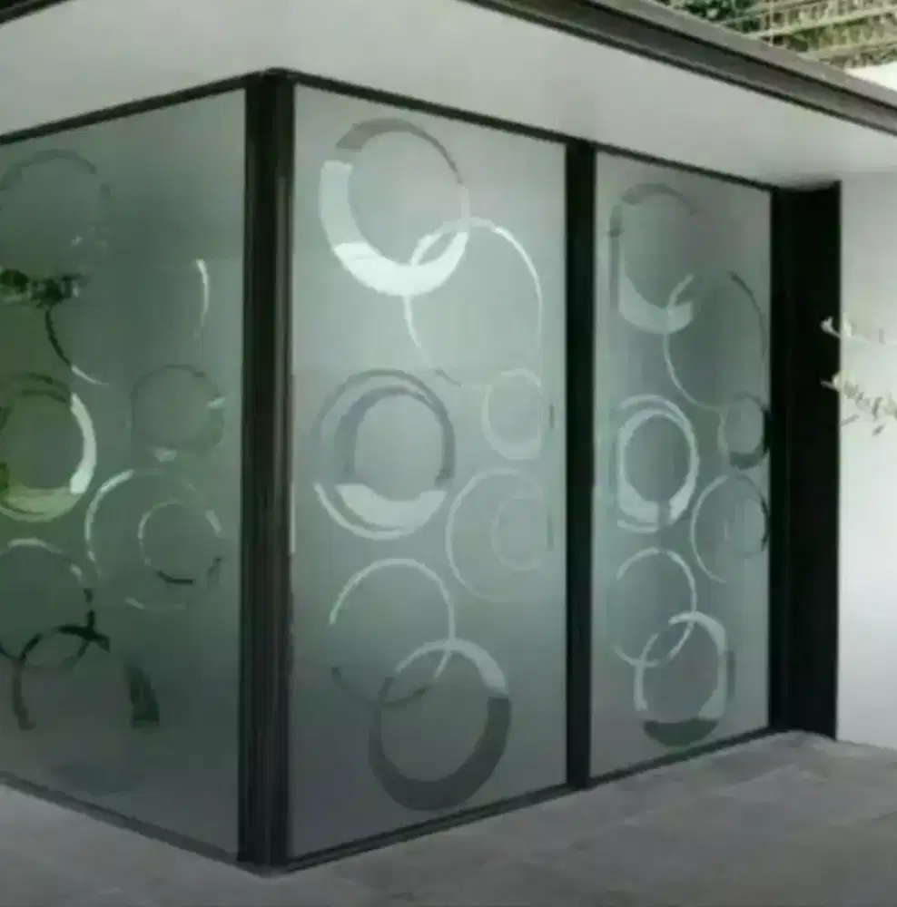 Berikan nuansa exsotic pada kantor dengan stiker sanblas dan kaca film