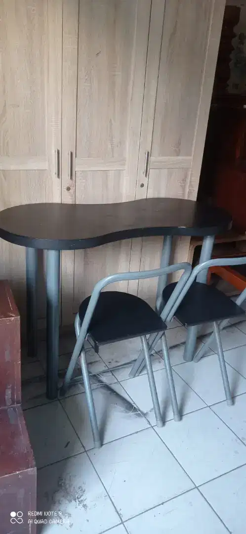 Meja dan kursi makan minimalis