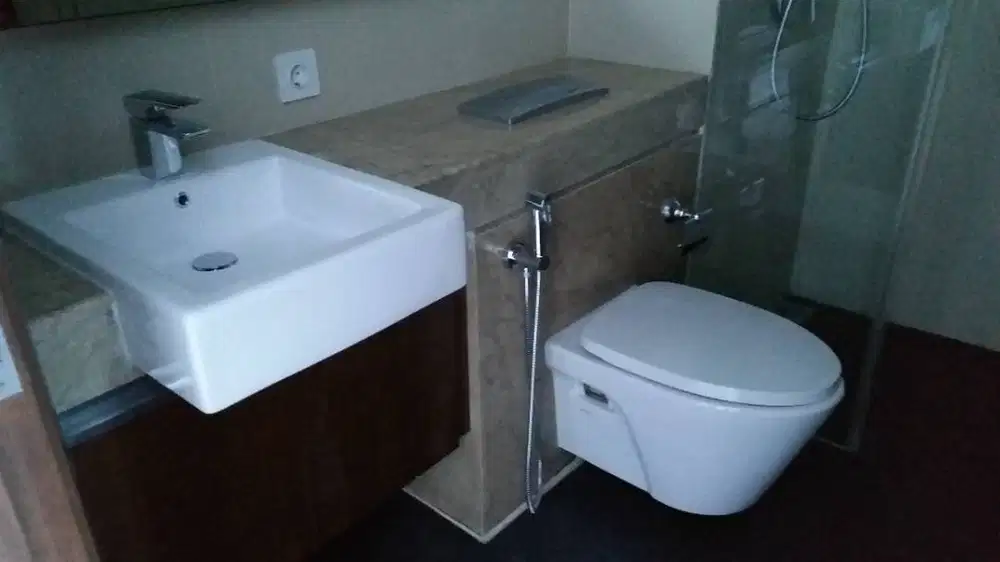 TOTO Hung Toilet (Gantung) , Wastafel dan Kaca Partisi Kamar Mandi