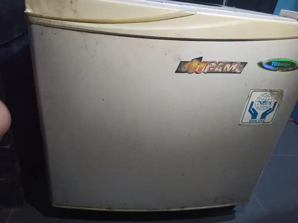 Kulkas kecil Toshiba