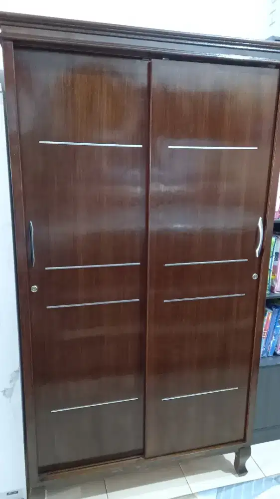 Lemari kayu 2 pintu berkaki