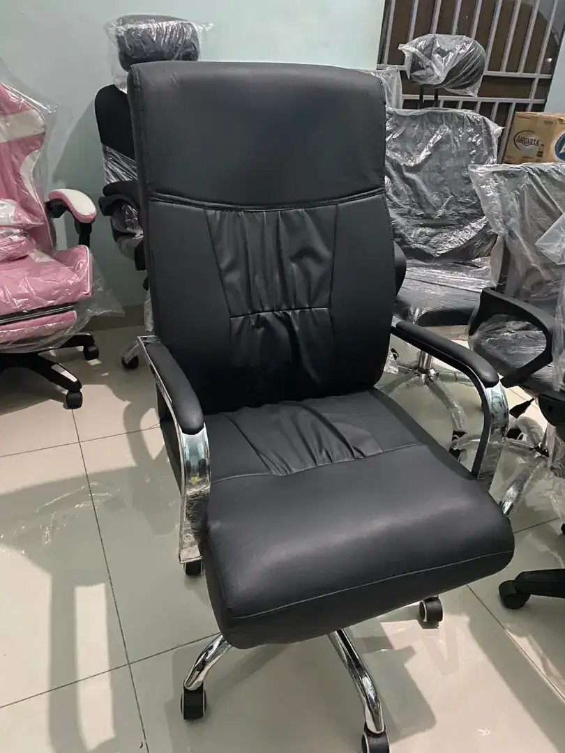 KURSI DIREKTUR TINGGI KULIT SINTETIS HITAM TANGANAN BESI OFFICE CHAIR