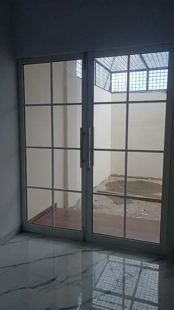 Pintu sekat kaca