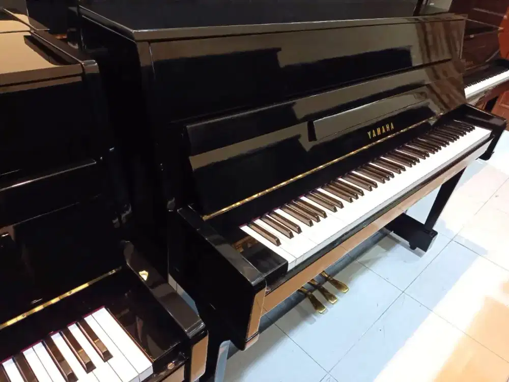 Piano Yamaha LU