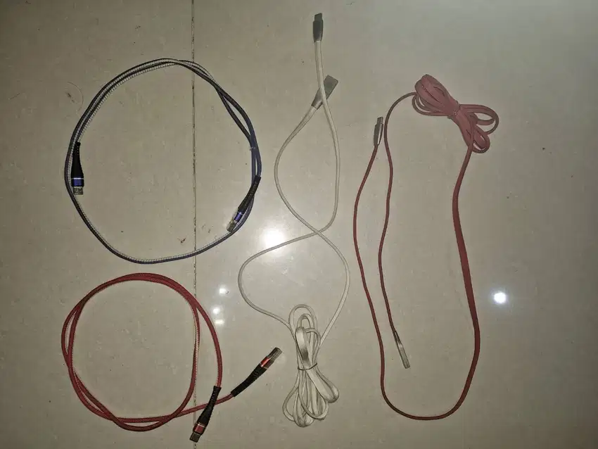 Dijual 4 kabel Usb A to Usb C dan 1 kabel Usb A to Micro Usb bekas