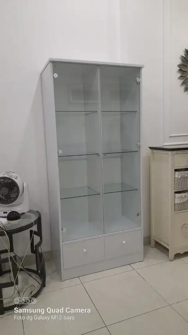 Lemari pajangan 2pintu full kaca minimalis