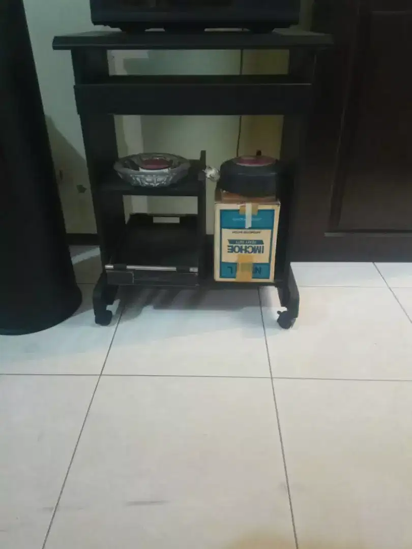Meja komputer beroda