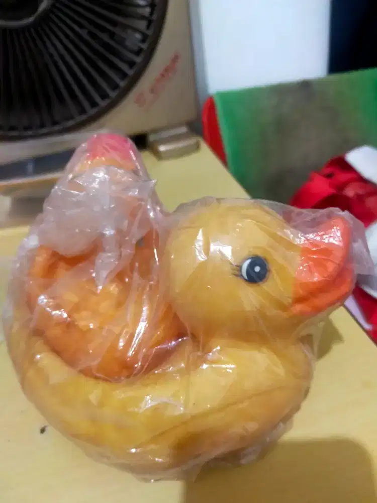 Mainan bebek karet warna kuning