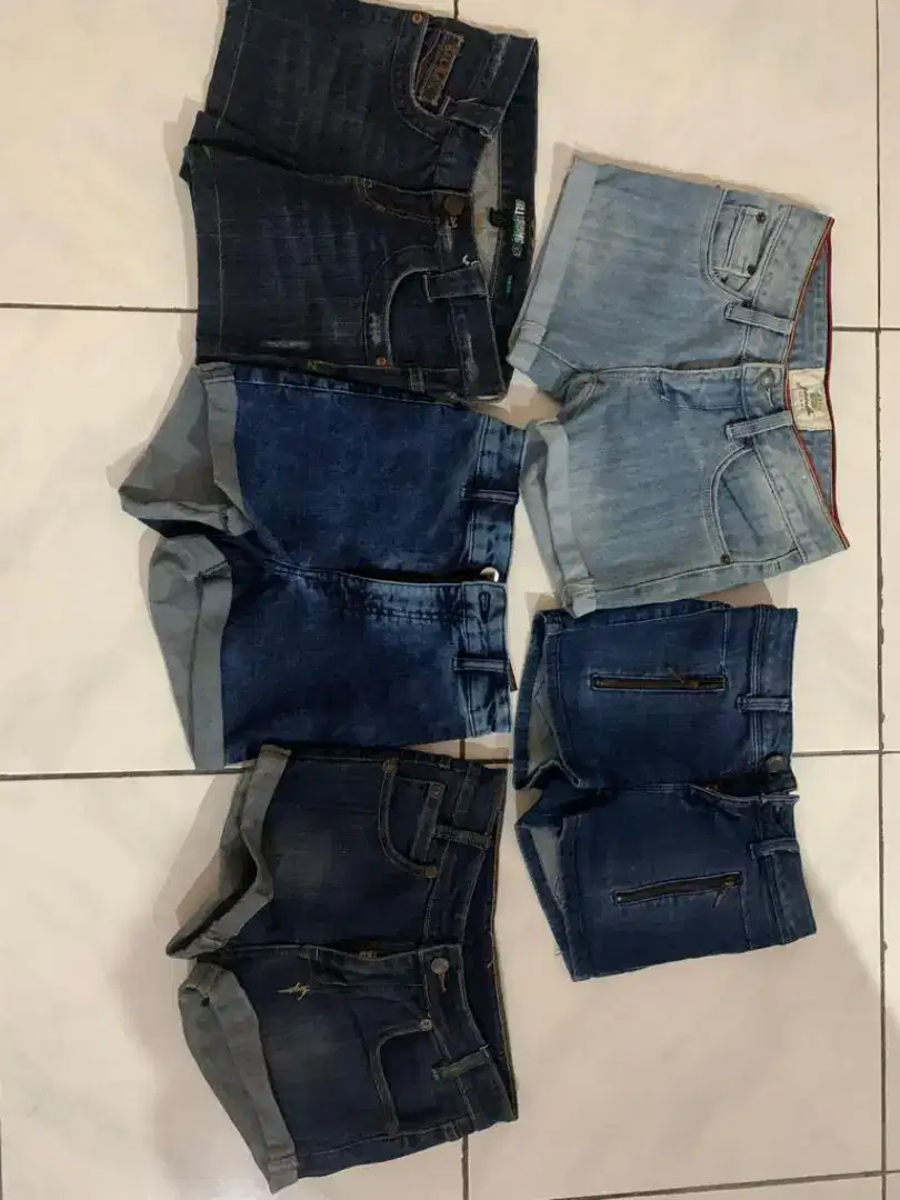 Celana Pendek Branded