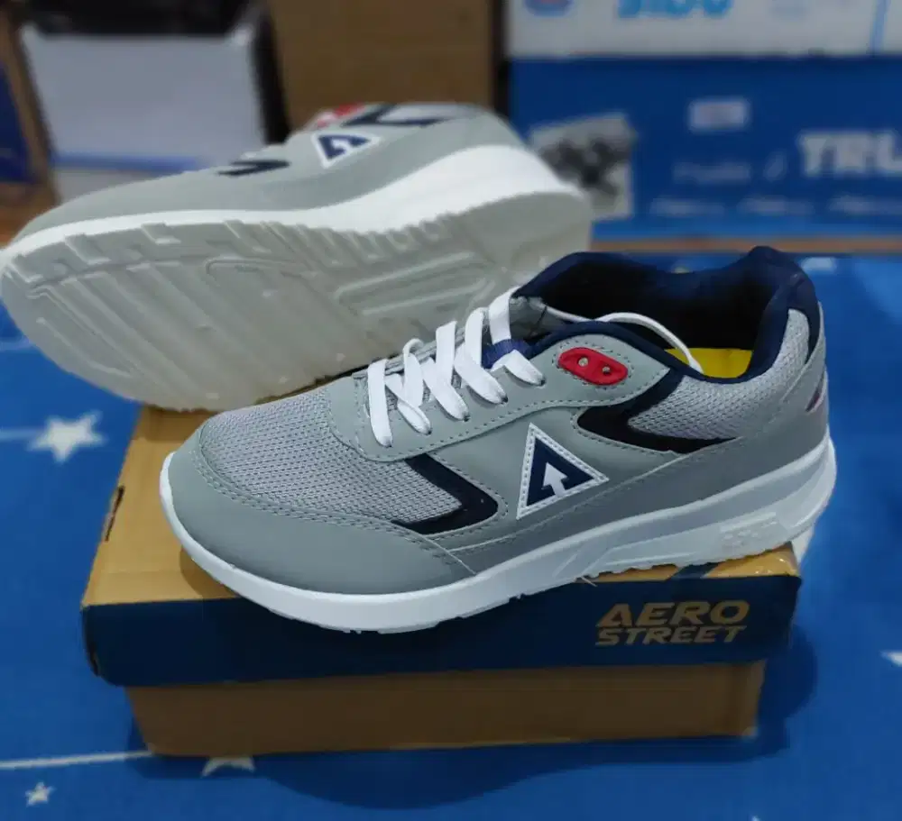 Sepatu sneakers nomor 40