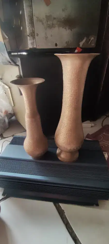 VAS BUNGA BAHAN KUNINGAN (BARANG ANTIK)