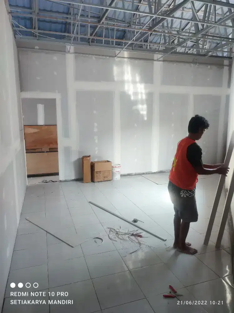 Partisi Gypsum dan pengecatan Terpasang