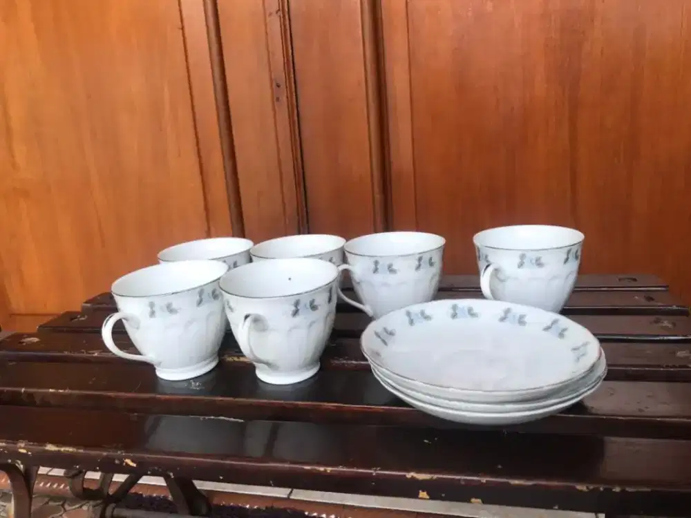 Satu set cangkir putih