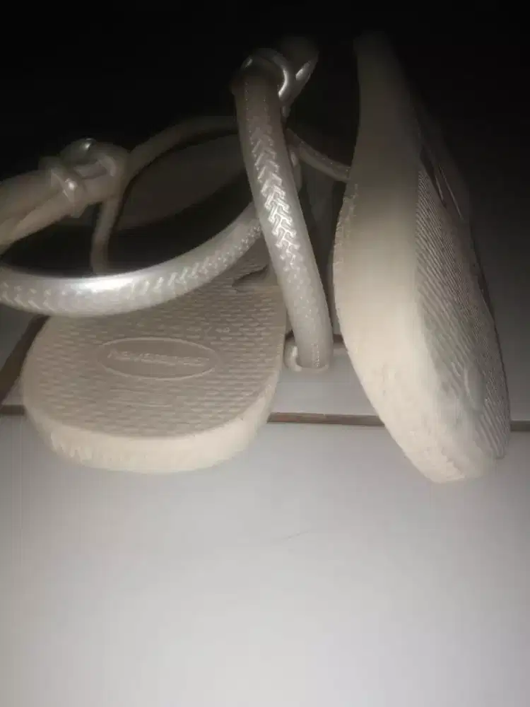 Dijual sandal wanita merkHAVAINAS  no . 40 warna cream.