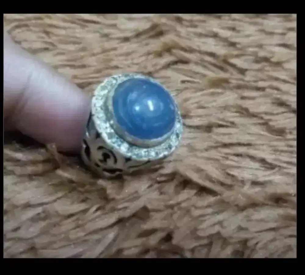 Cincin batu pusar bumi biru (langka)