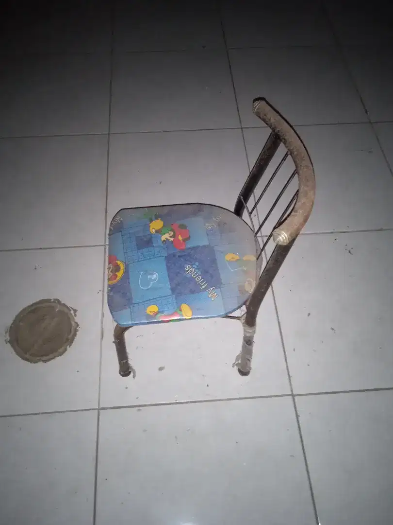 Kursi dari bahan besi motif Mickey mouse
