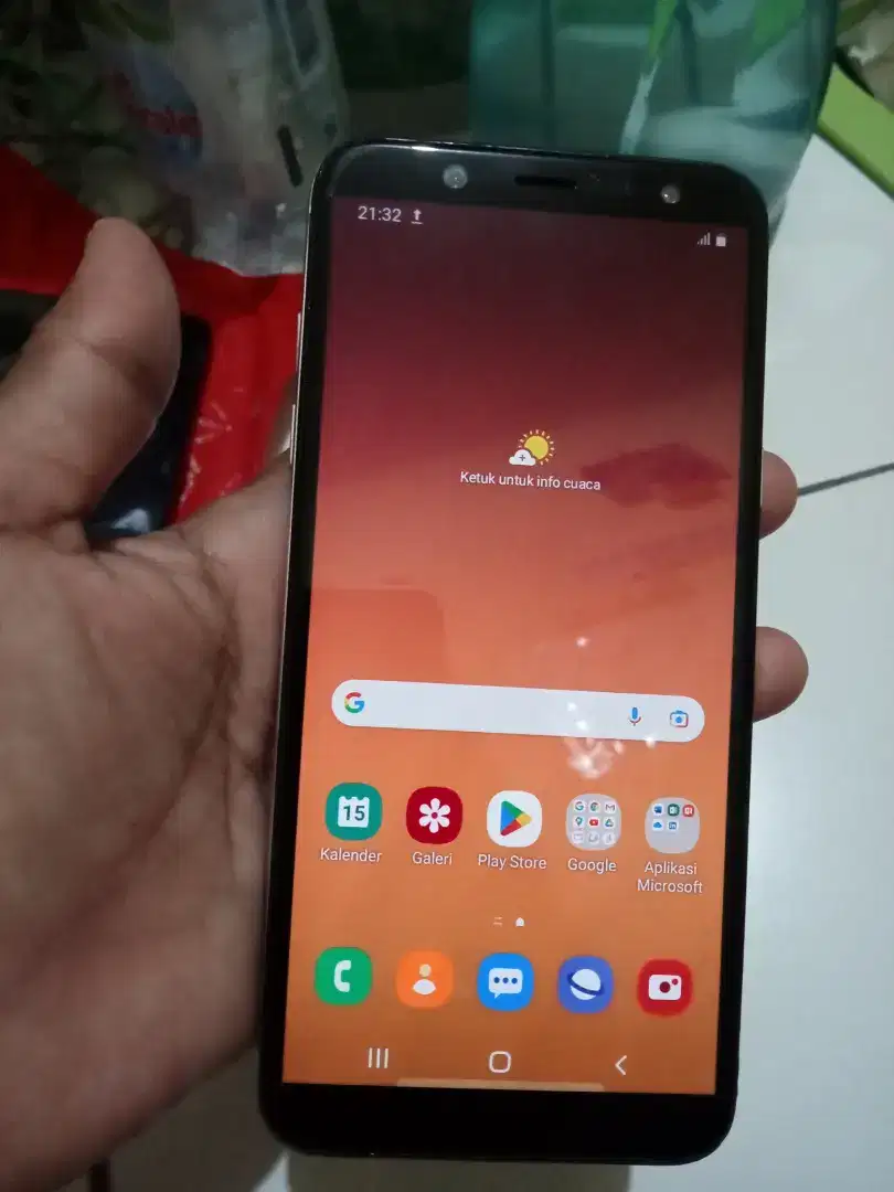 Samsung galaxy A6 Ram 3/32 HP aja  minus kamera depan agak buram
