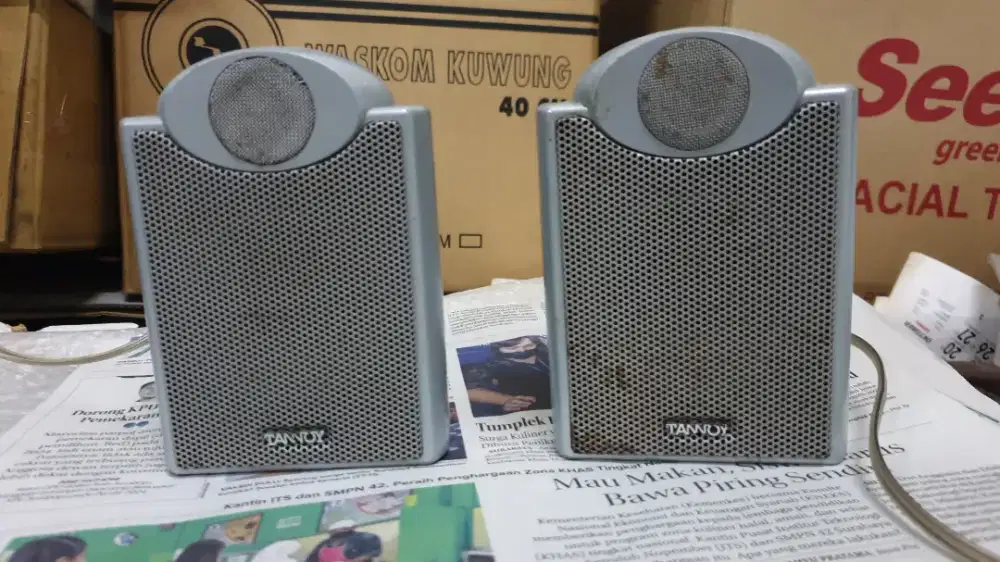 Speaker Satelit merek Tannoy.