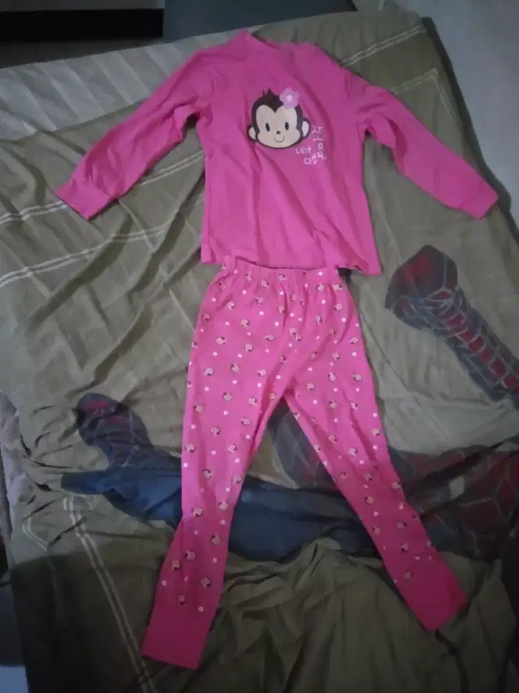 Pakaian motif monyet merah muda