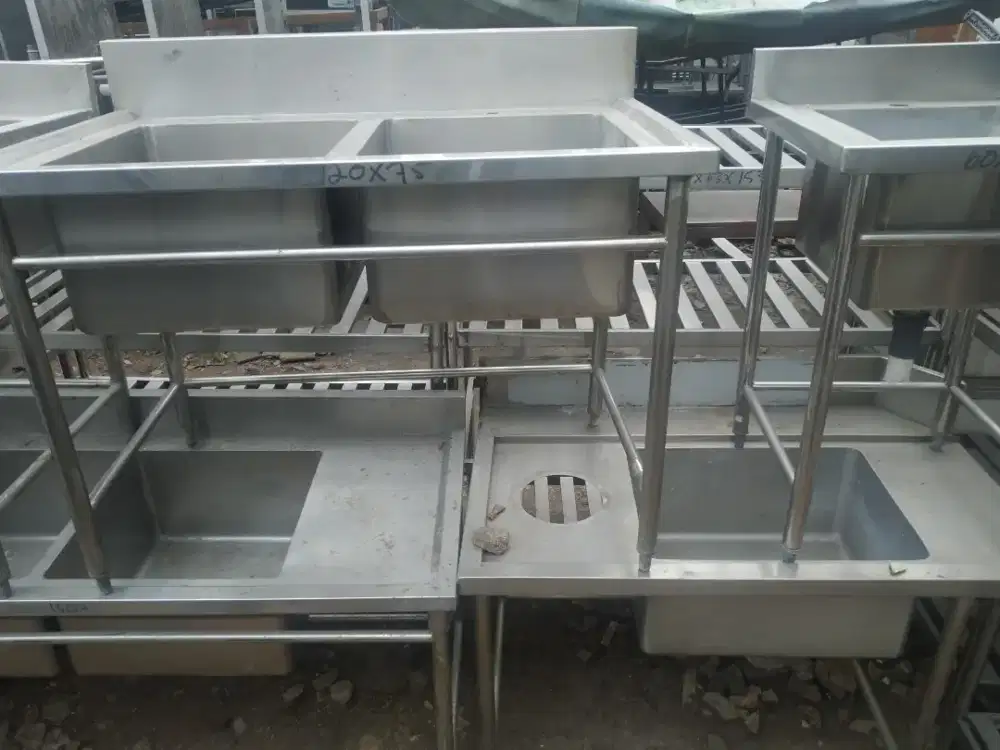 Sink tempat cucian piring atau wastafel