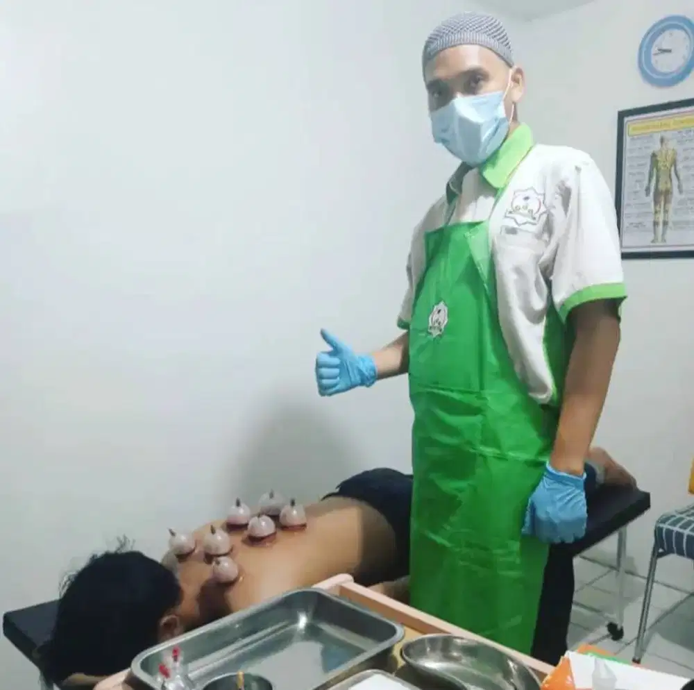 Bekam dan Totok Punggung