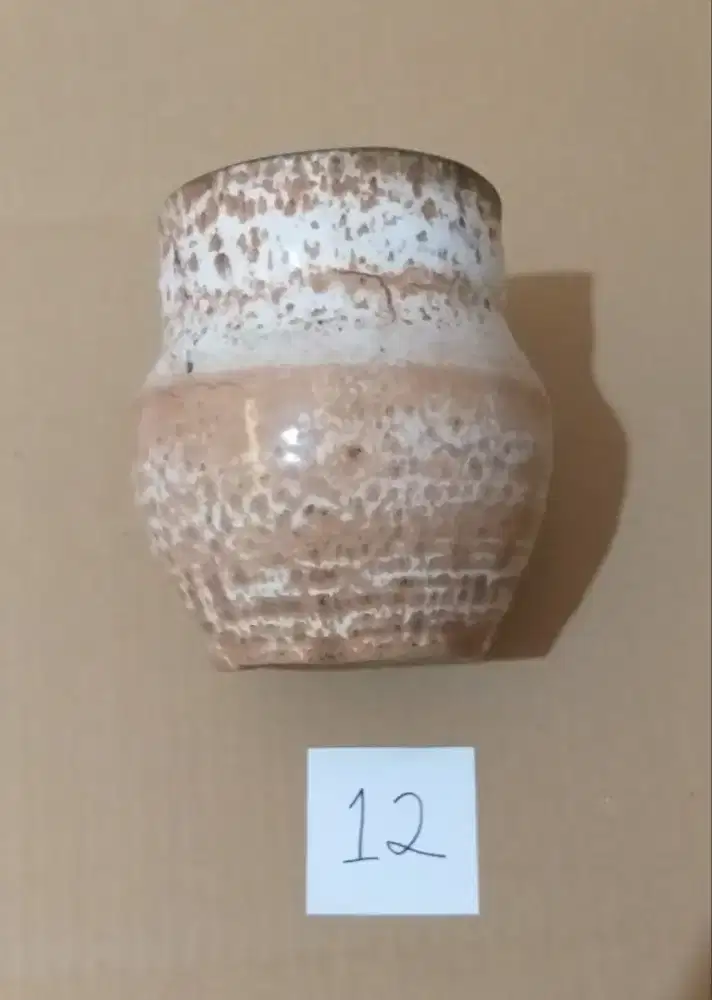 Guci kuno warna kream