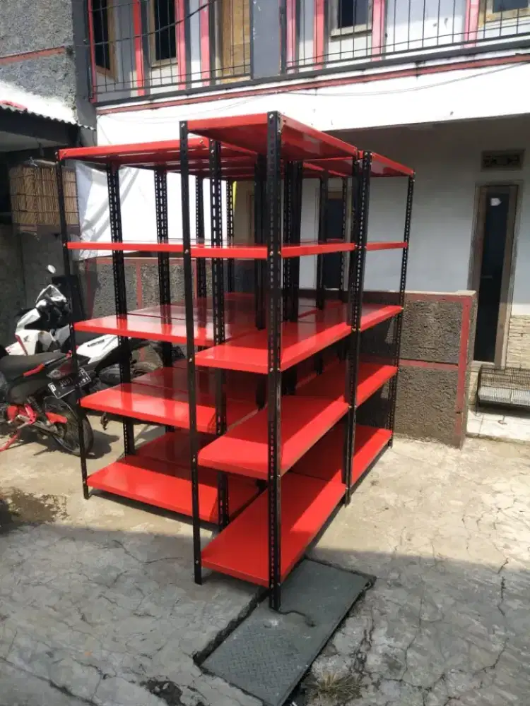 rak besi tiang hitam alas merah