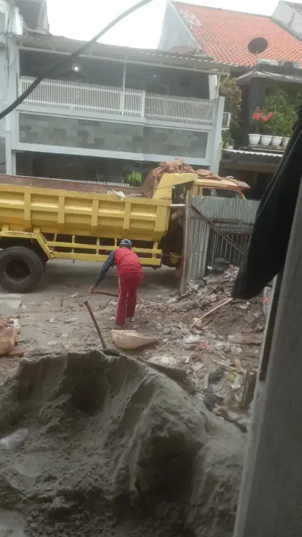 Mobil buang limbah proyek tanah dan barang bekas tanah urugan