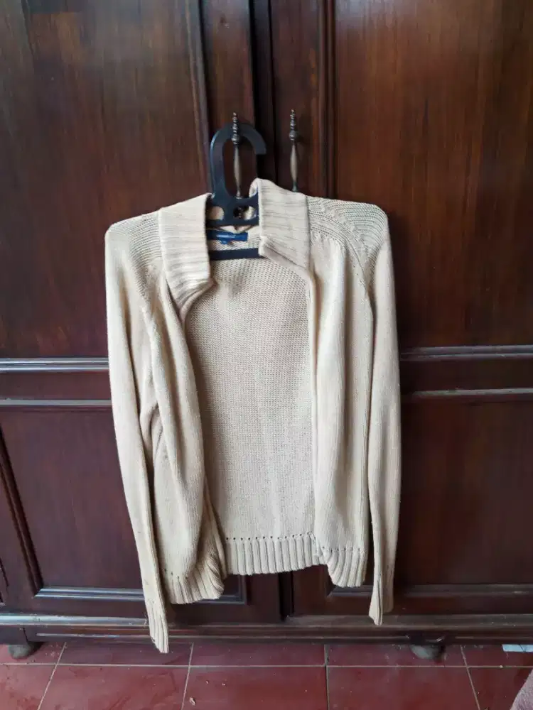 Cardigan/baju hangat krem merek casualclub