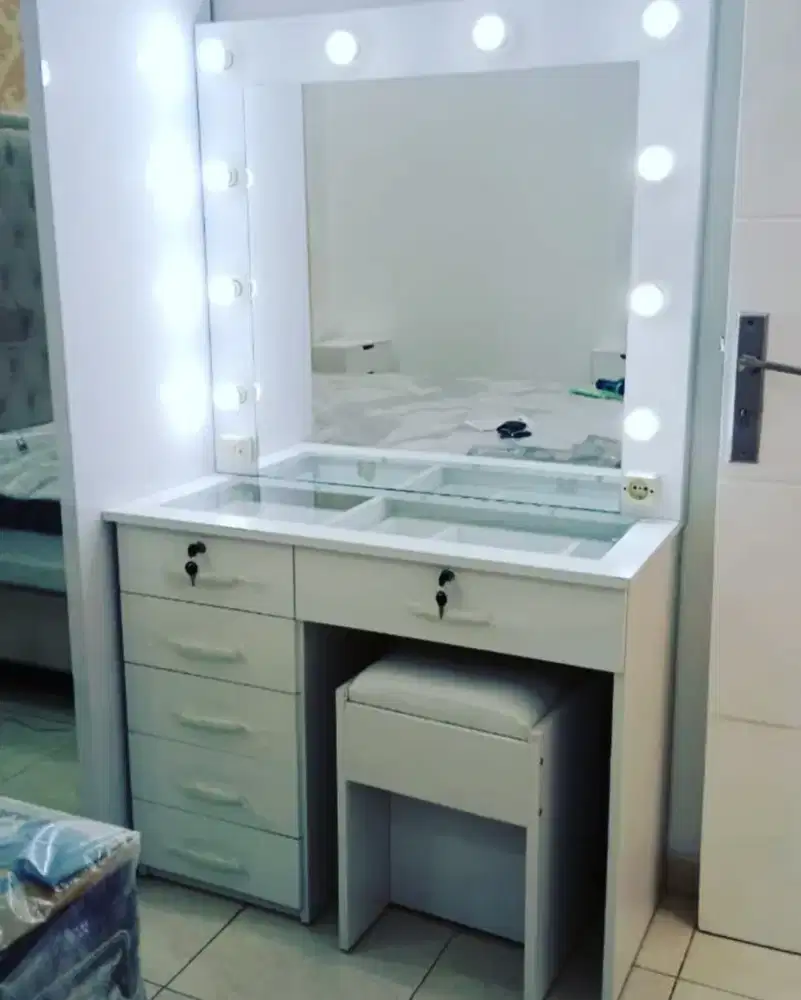 Tolet/meja rias lampu