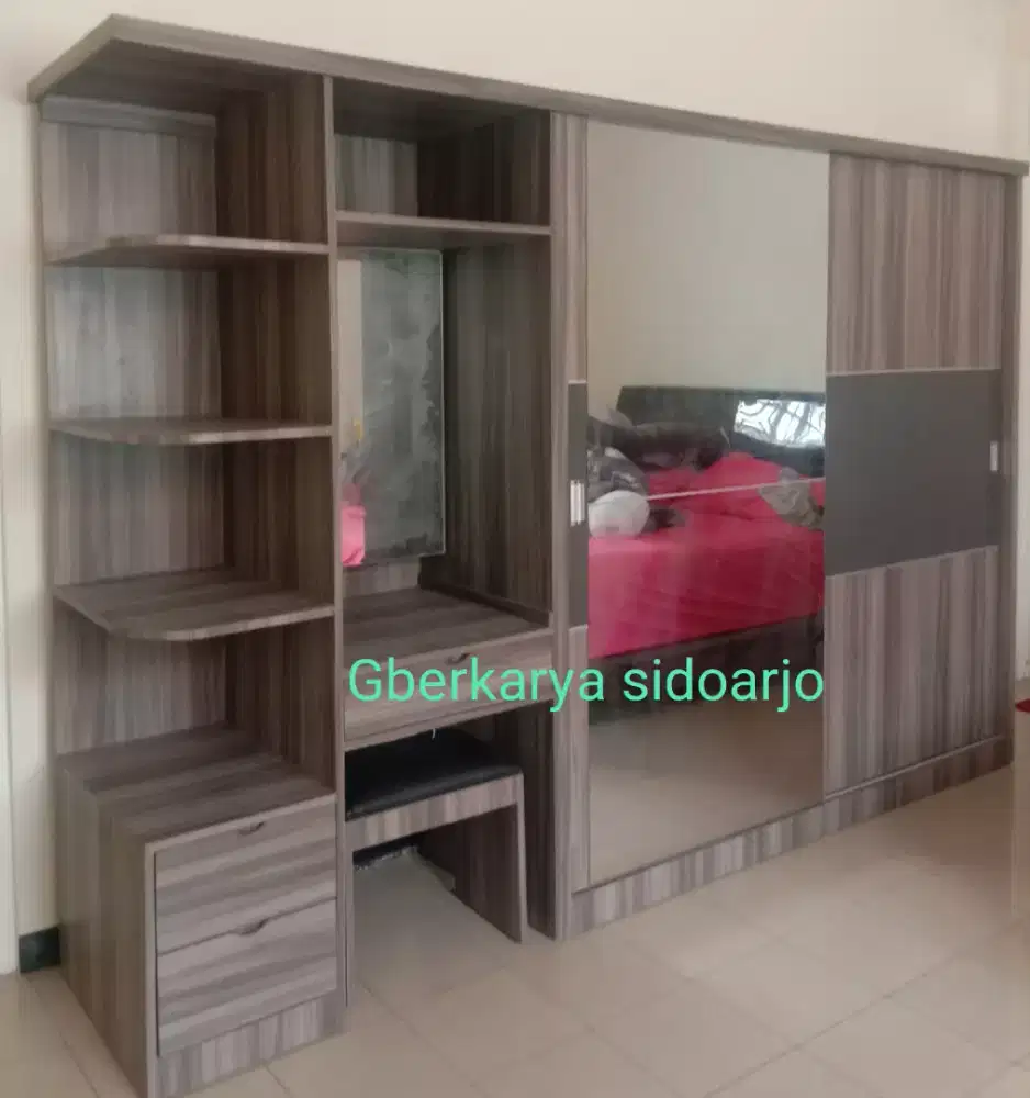 Lemari pakaian costum