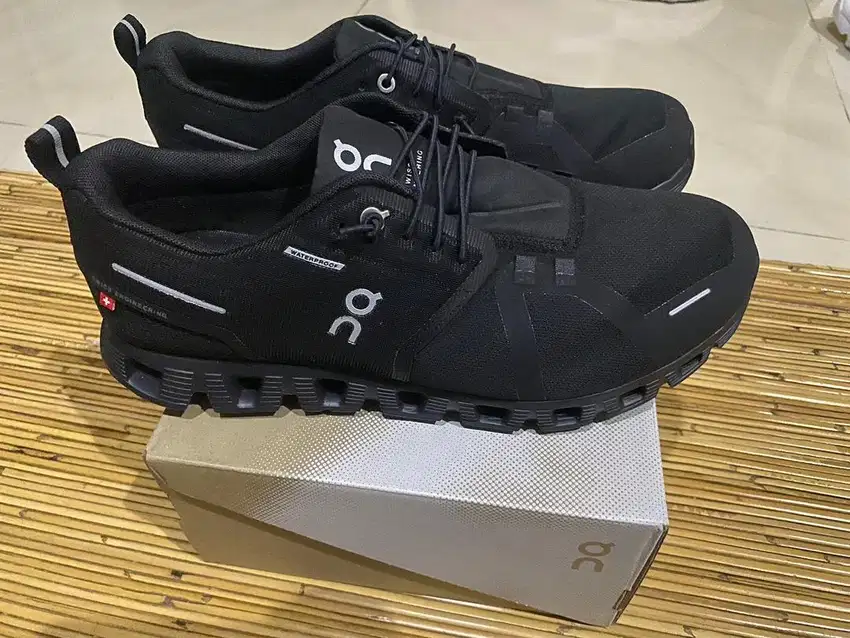 On Cloud 5 Waterproof All Black Rare