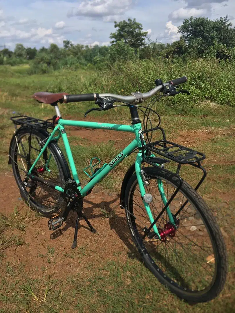 Sepeda touring surly