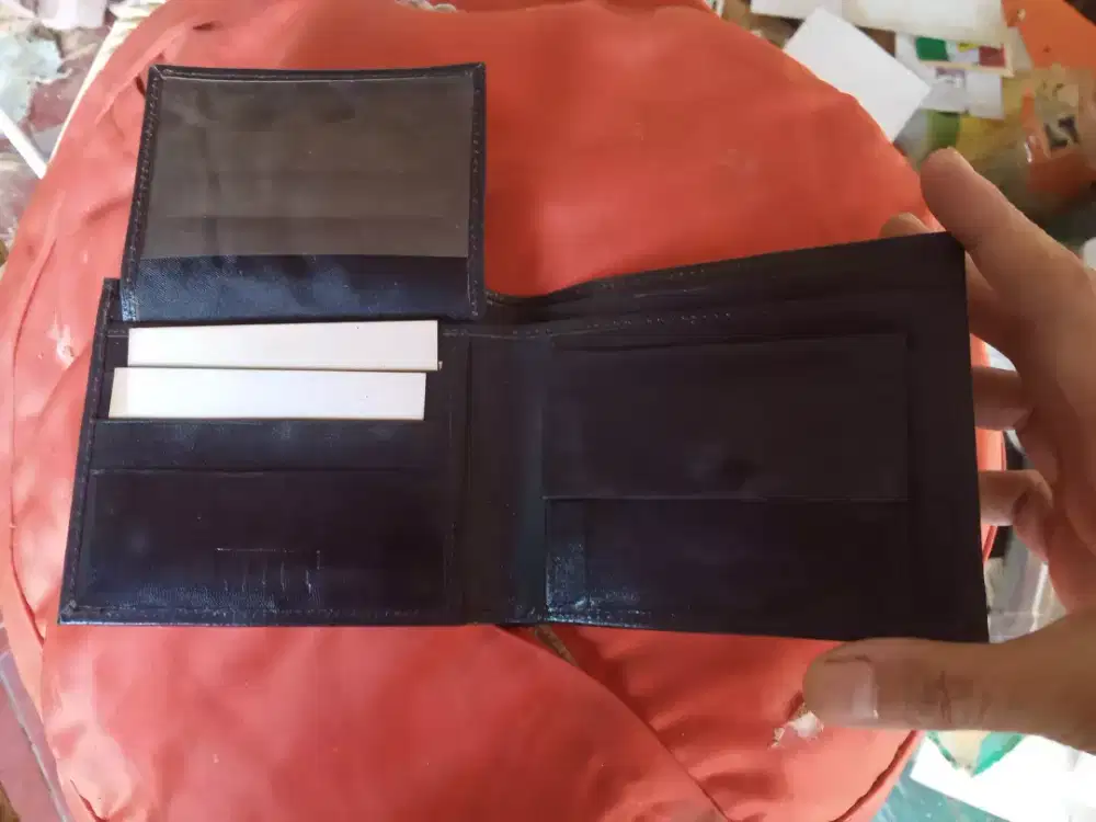 Dompet pria warna hitam merek NIIT