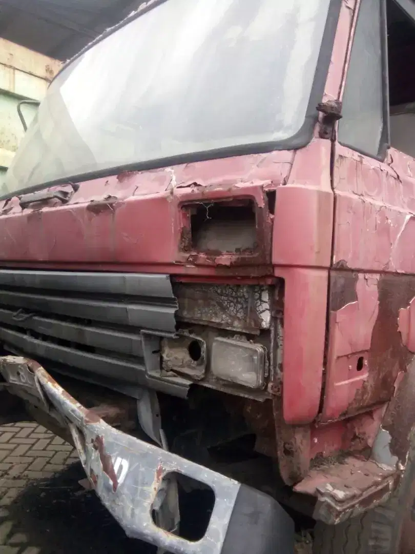 Cari truk Nissan mangkrak rongsok