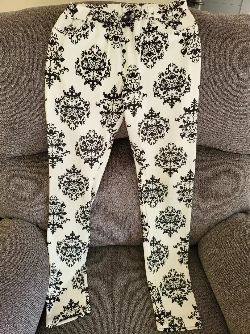Celana legging panjang putih motif bunga hitam