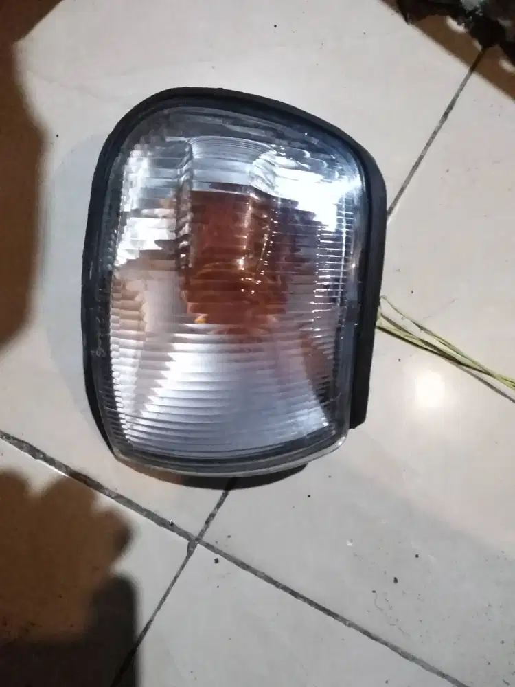 Lampu sein kiri copotan mulus utuh Nissan sunny