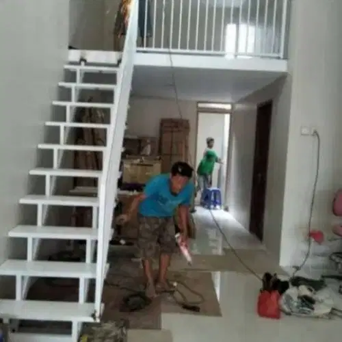 MEZANINE BALKON DALAM RUMAH RUANG TAMBAHAN UNTUK GUDANG/KAMAR TAMBAHAN